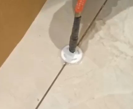 焦作市瓷砖空鼓维修公司专业解答瓷砖在铺贴过程中，如果没有涂抹均匀到位的粘结材料（如水泥砂浆或瓷砖胶），可能会导致以下问题