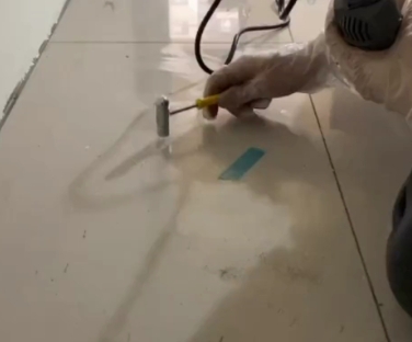 焦作市瓷砖开裂维修公司专业分享瓷砖在铺贴前如果没有沥干水分，将会导致以下问题